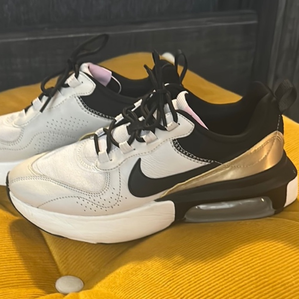 Nike Air Max Verona beige, black and gold. Women’s sz. 9